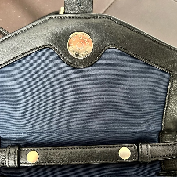 Come Haan black leather crossbody which doubles as a cute little clutch - Picture 3 of 3